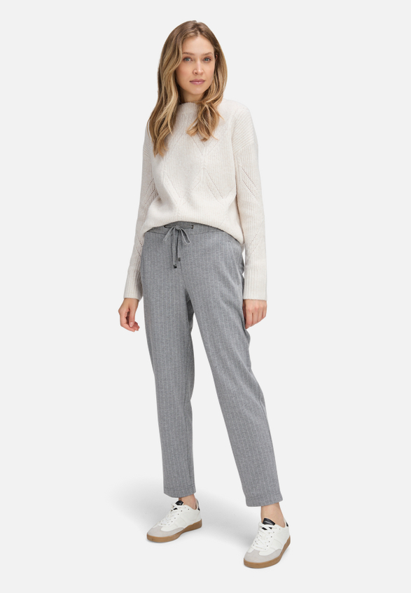 Stretch-Hose mit Nadelstreifen / Modellfoto Vorderseite (Outfit)