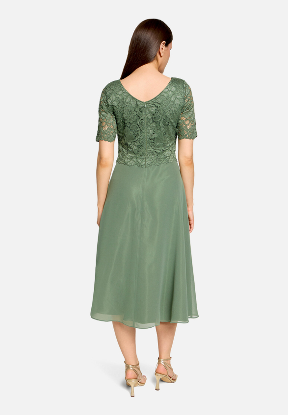 Cocktailkleid mit Spitze / Modellfoto Rückseite