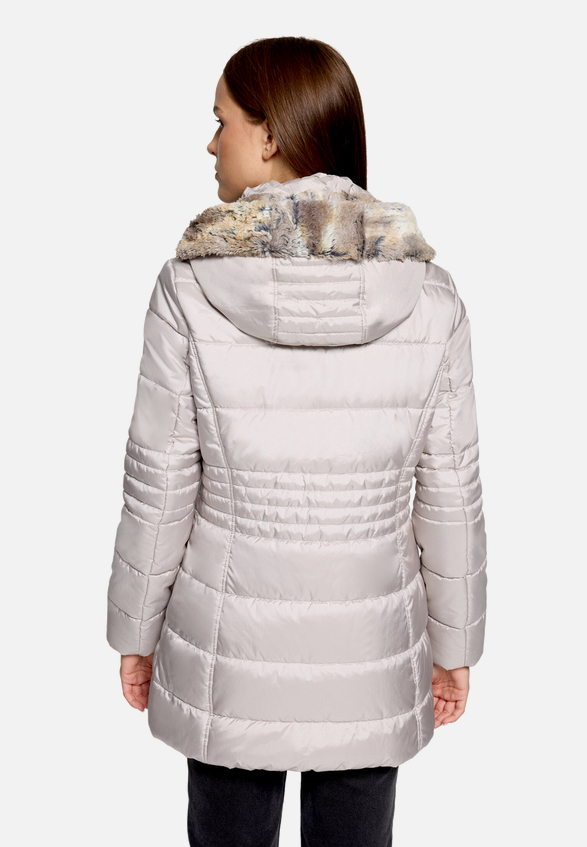 Outdoorjacke mit abnehmbarer Kapuze / Modellfoto Rückseite