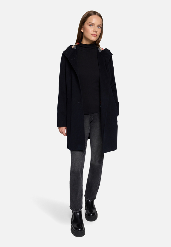 Kurzmantel mit Kapuze / Modellfoto Vorderseite (Outfit)