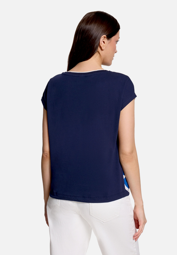 Patchwork-Shirt mit Print / Modellfoto Rückseite
