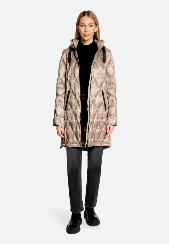 Daunenmantel mit Kapuze / Modellfoto Vorderseite (Outfit)