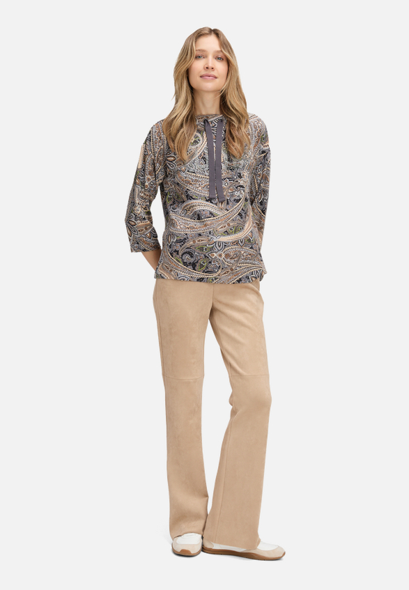 Sweatshirt mit hohem Kragen / Modellfoto Vorderseite (Outfit)
