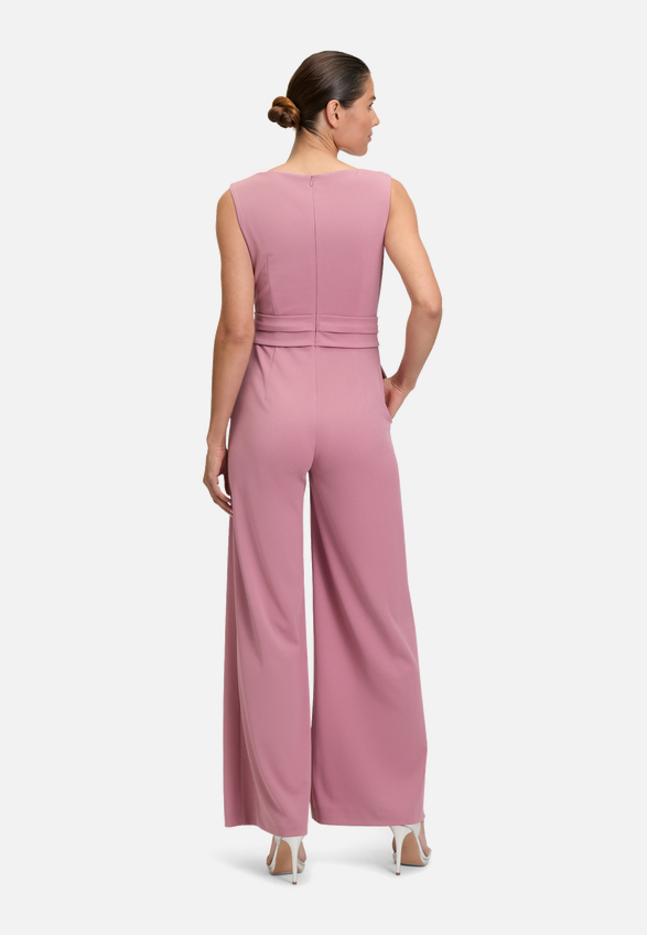 Jumpsuit mit weitem Bein / Modellfoto Rückseite