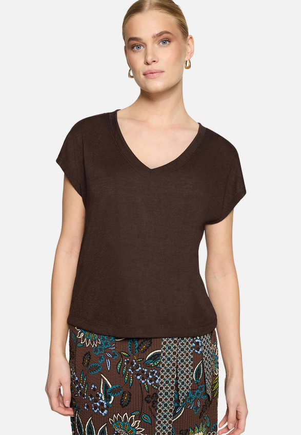 Basic-T-Shirt  mit V-Ausschnitt / Modellfoto Vorderseite