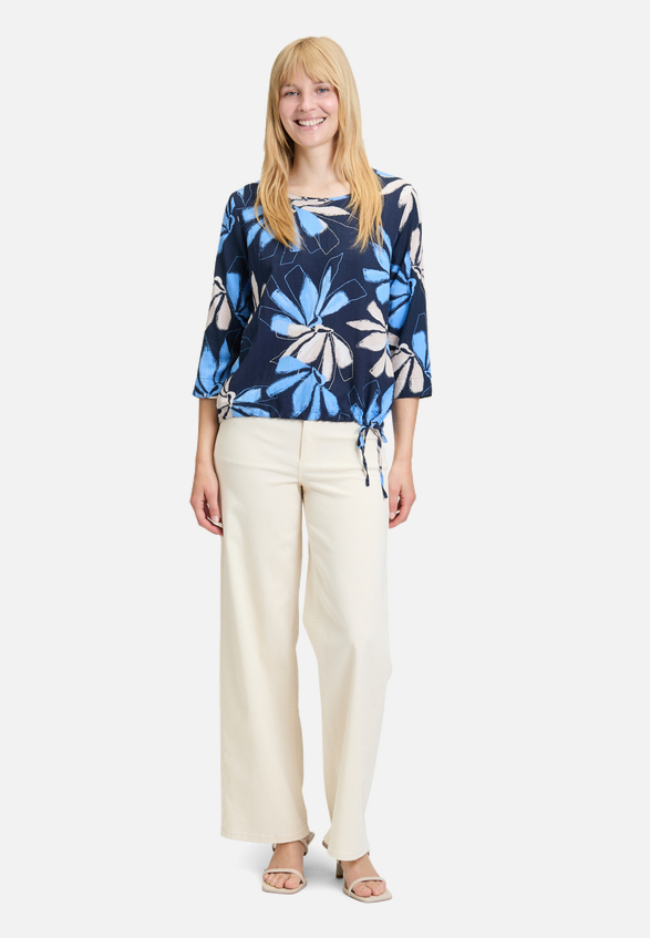 Blusenshirt mit Print / Modellfoto Vorderseite (Outfit)
