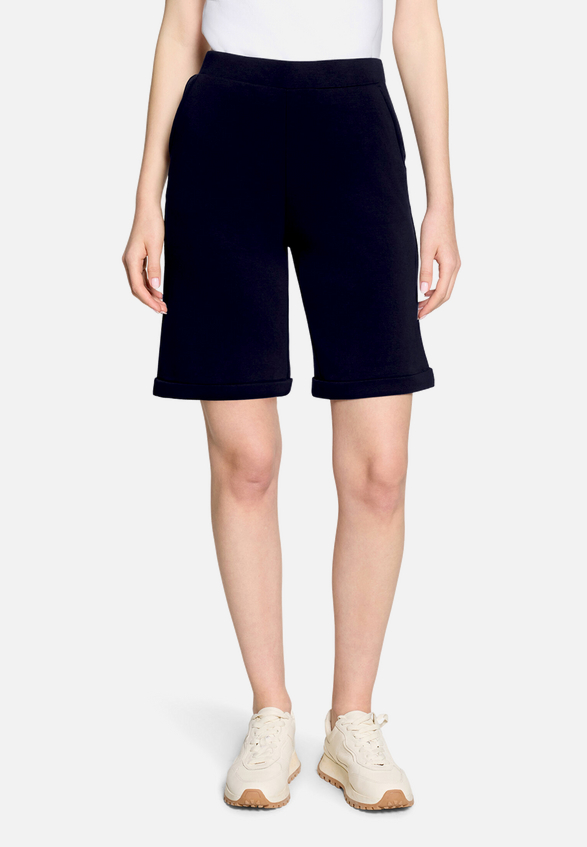 Schlupfhose mit Eingrifftaschen / Modellfoto Vorderseite