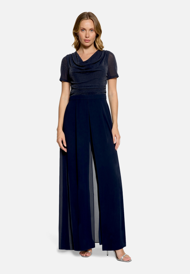 Jumpsuit mit Wasserfallausschnitt / Modellfoto Vorderseite