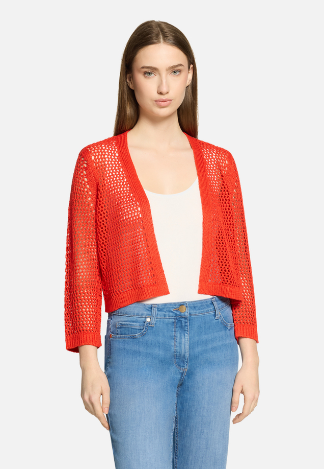 Grobstrickjacke mit Lochmuster / Modellfoto Vorderseite