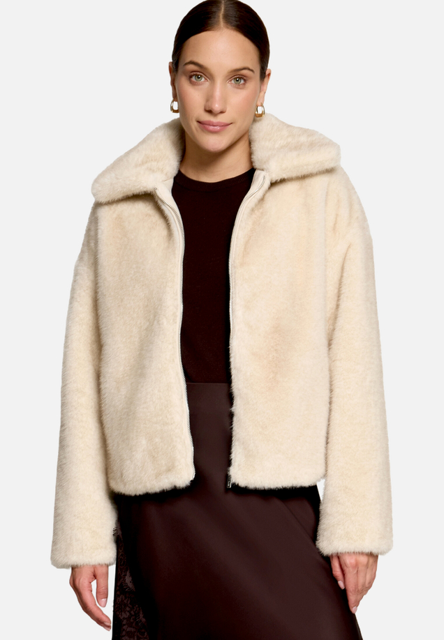 Plüschjacke  mit Reißverschluss / Modellfoto Vorderseite