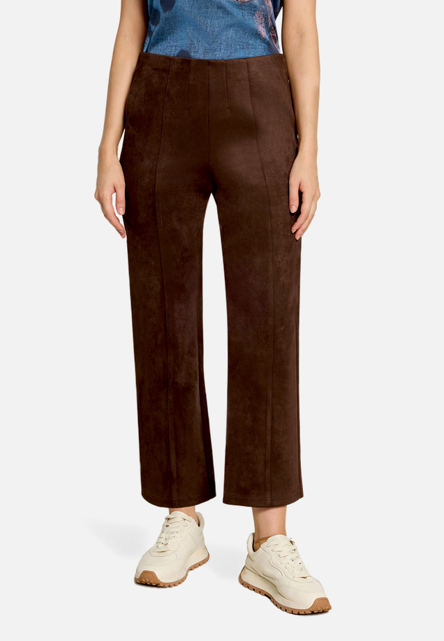 Kunstlederhose aus Velour / Modellfoto Vorderseite
