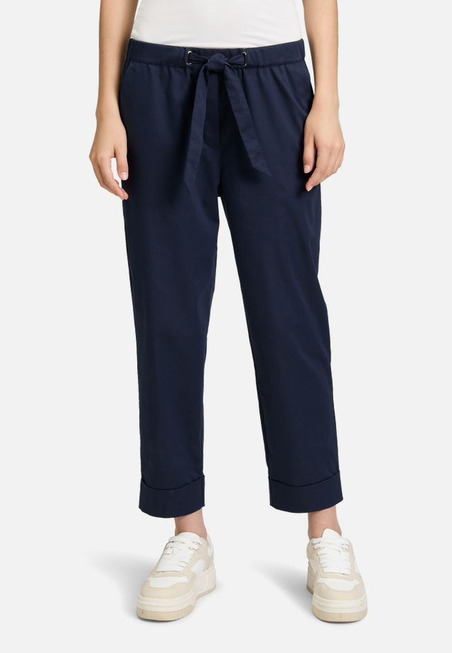 Casual-Hose mit elastischem Bund / Modellfoto Vorderseite