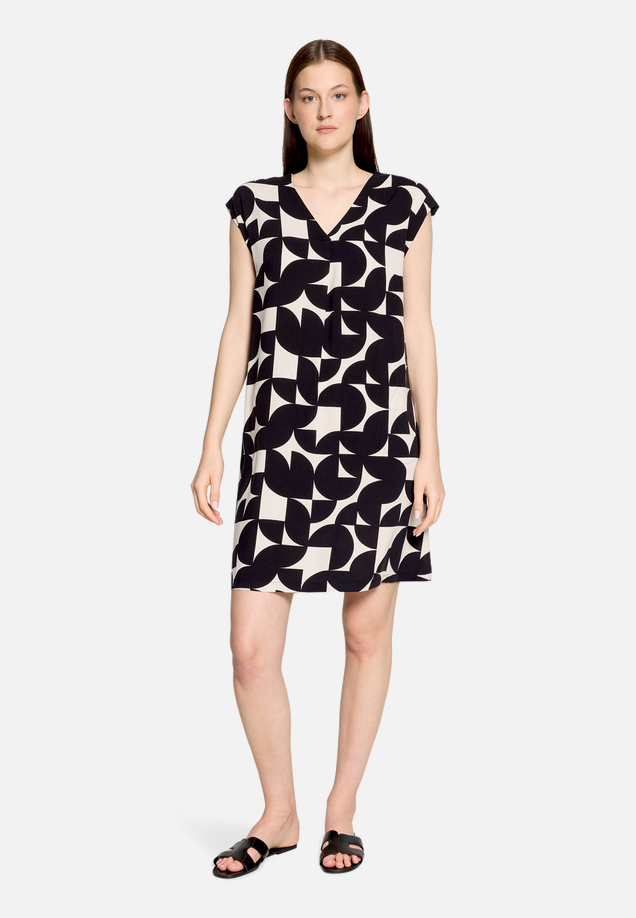 Casual-Kleid mit Print / Modellfoto Vorderseite