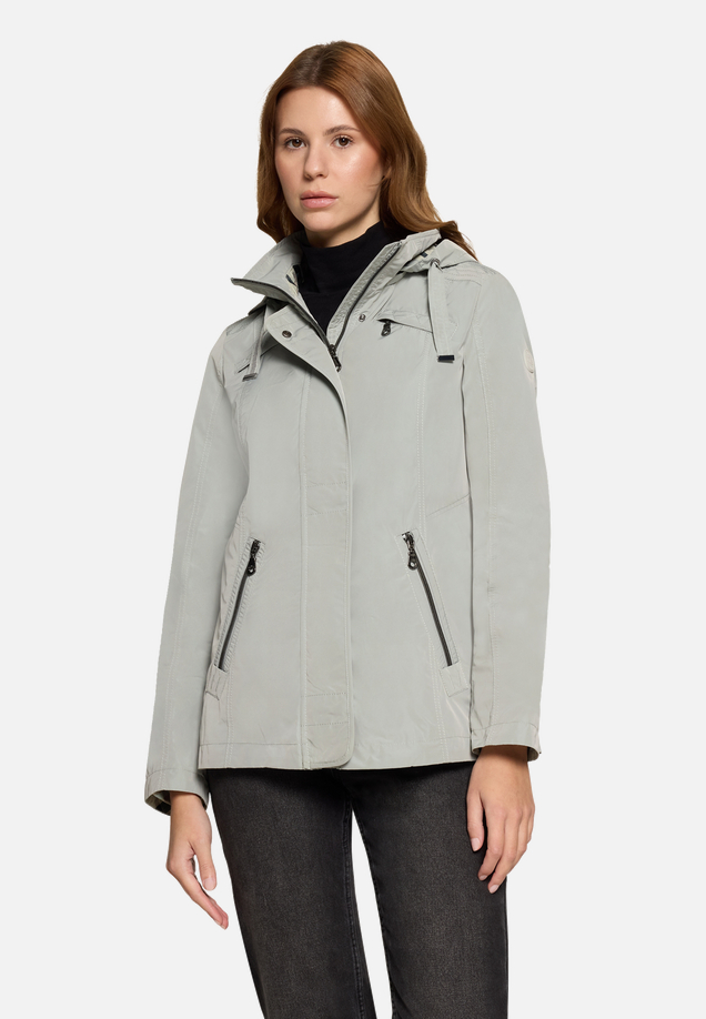 Sommerjacke mit abnehmbarer Kapuze / Modellfoto Vorderseite