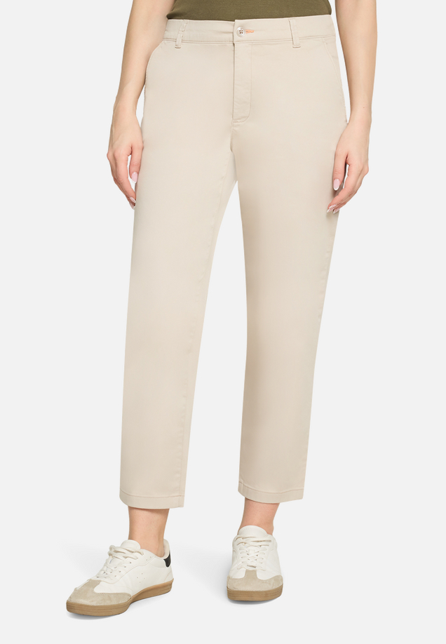 Chino-Hose mit Gummizug / Modellfoto Vorderseite