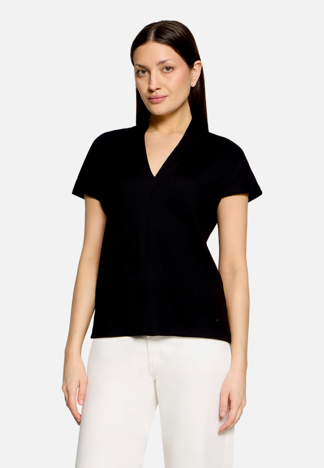 Casual-Shirt mit V-Ausschnitt / Modellfoto Vorderseite