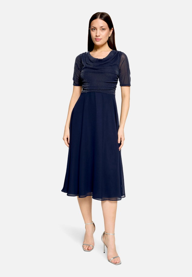 Cocktailkleid im Glitzer-Look / Modellfoto Vorderseite