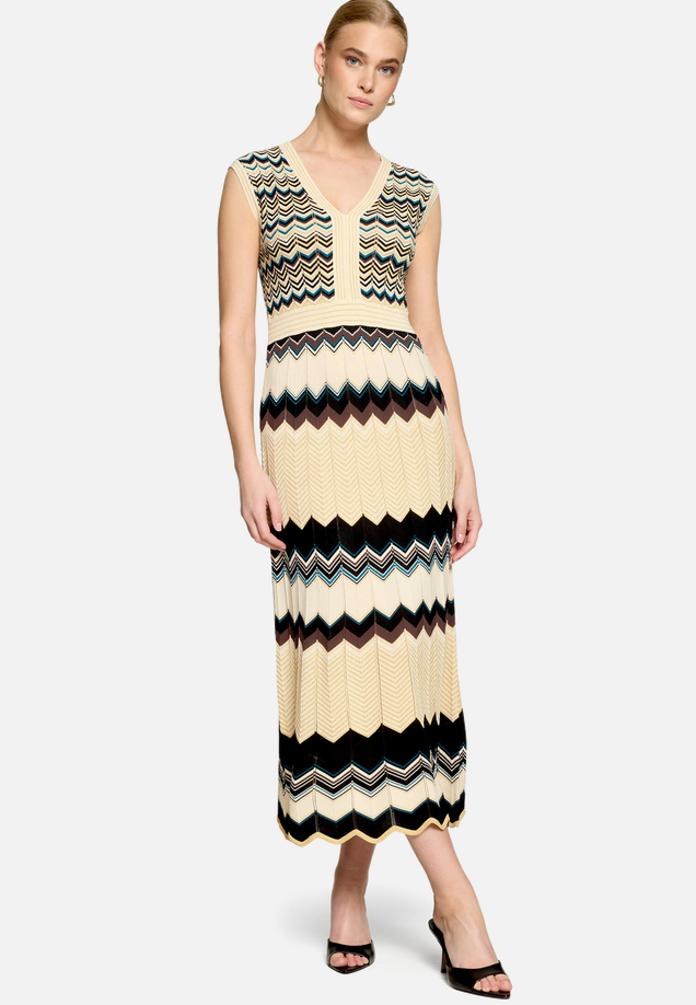 Strickkleid mit Lurexfaden / Modellfoto Vorderseite