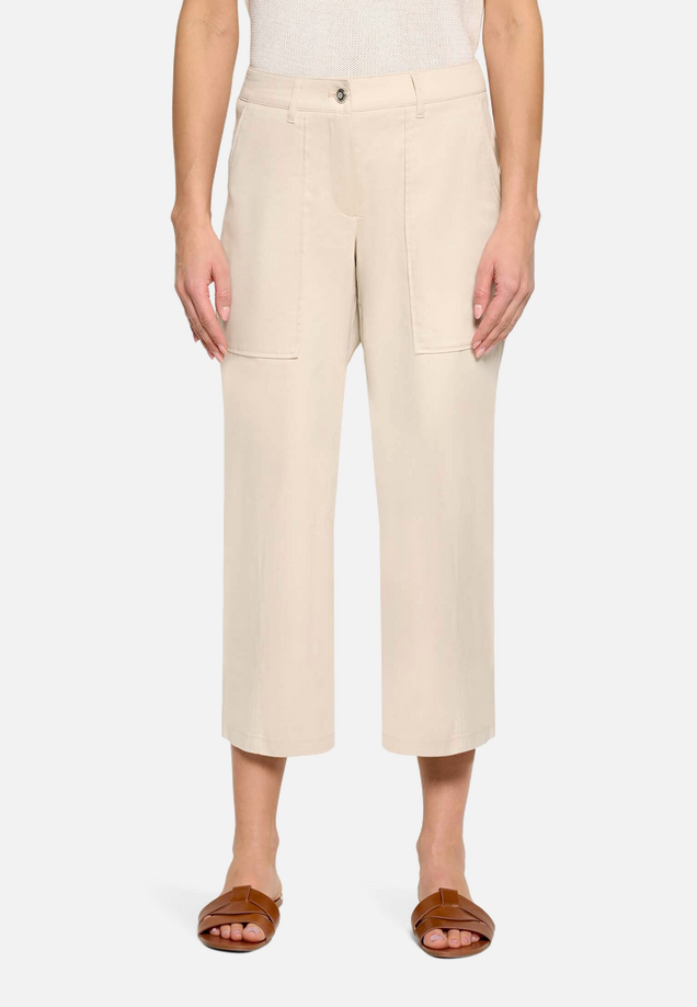 Stoffhose unifarben / Modellfoto Vorderseite