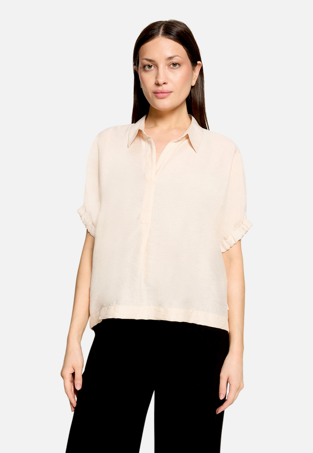 Blusenshirt mit Kragen / Modellfoto Vorderseite