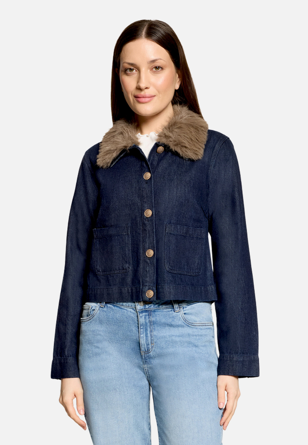 Jeansjacke mit Kunstfellkragen / Modellfoto Vorderseite