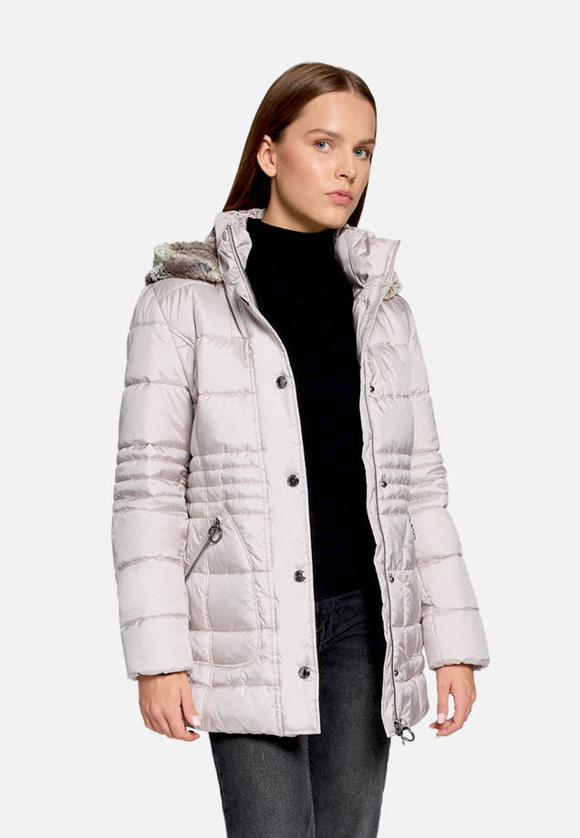 Outdoorjacke mit abnehmbarer Kapuze / Modellfoto Vorderseite