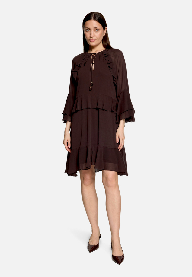 Volantkleid mit Rüschen / Modellfoto Vorderseite