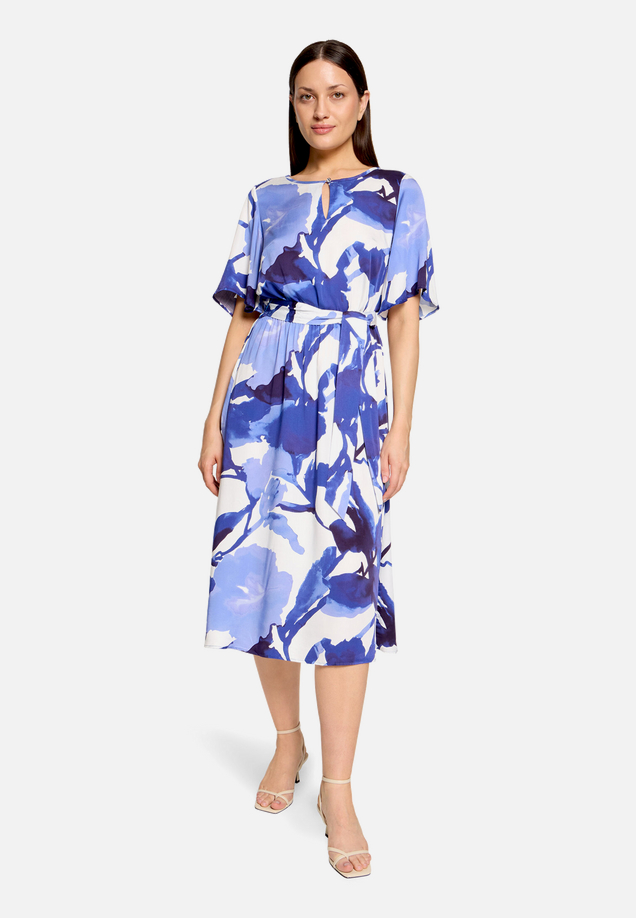 Sommerkleid mit Rundhalsausschnitt / Modellfoto Vorderseite