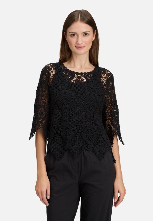 Lochstrick-Pullover mit Lochmuster / Modellfoto Vorderseite