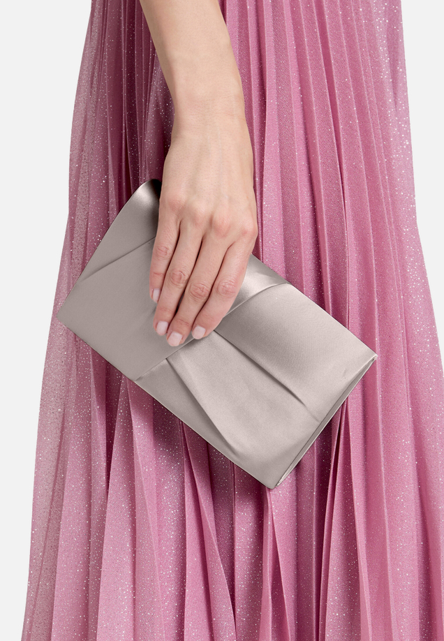 Clutch-Tasche unifarben / Modellfoto Vorderseite