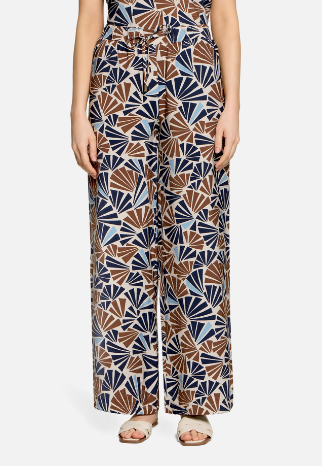 Schlupfhose mit Print / Modellfoto Vorderseite