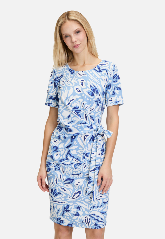 Casual-Kleid mit Muster / Modellfoto Vorderseite