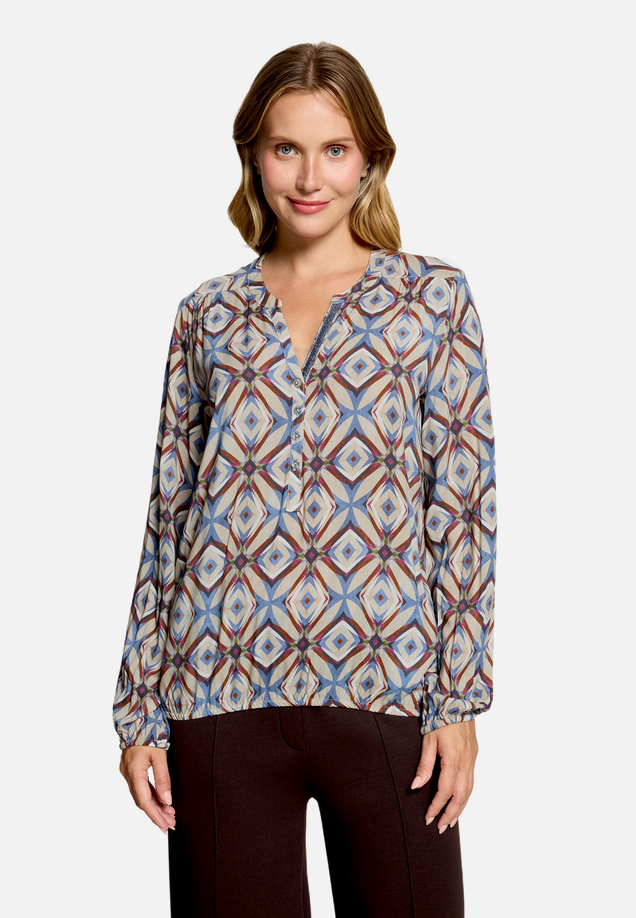 Casual-Bluse mit Muster / Modellfoto Vorderseite