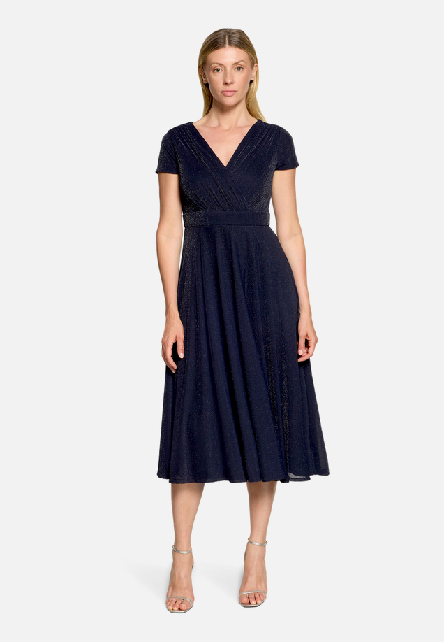 Cocktailkleid im Glitzer-Look / Modellfoto Vorderseite