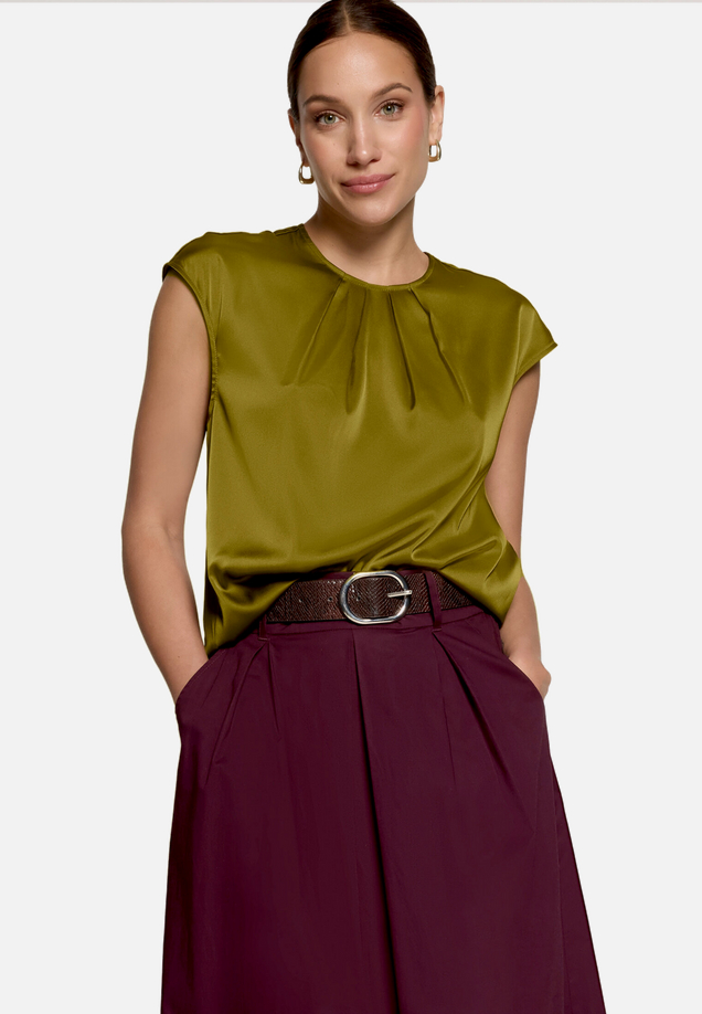 Satin-Bluse  mit Rundhalsausschnitt / Modellfoto Vorderseite