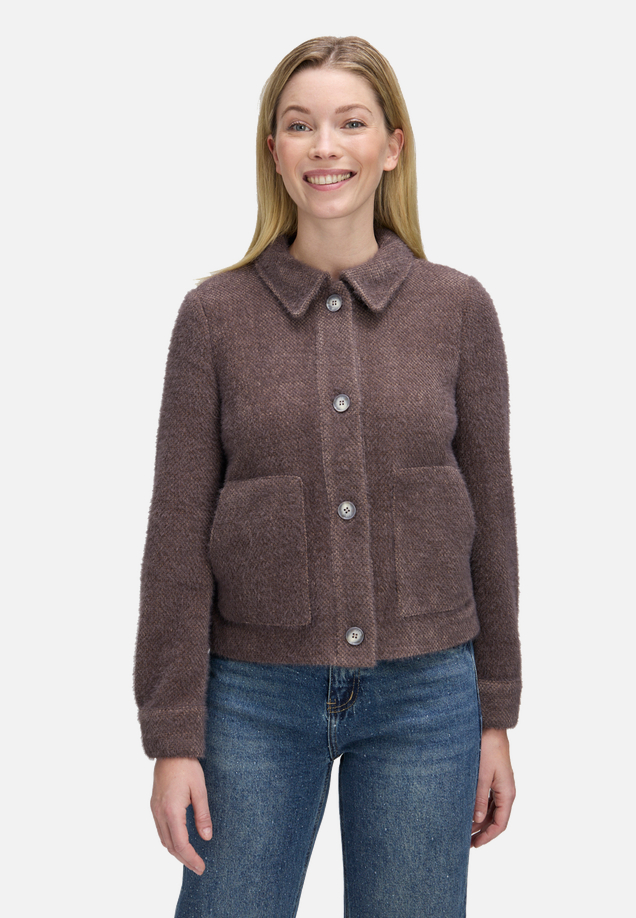 Casual-Jacke mit aufgesetzten Taschen / Modellfoto Vorderseite