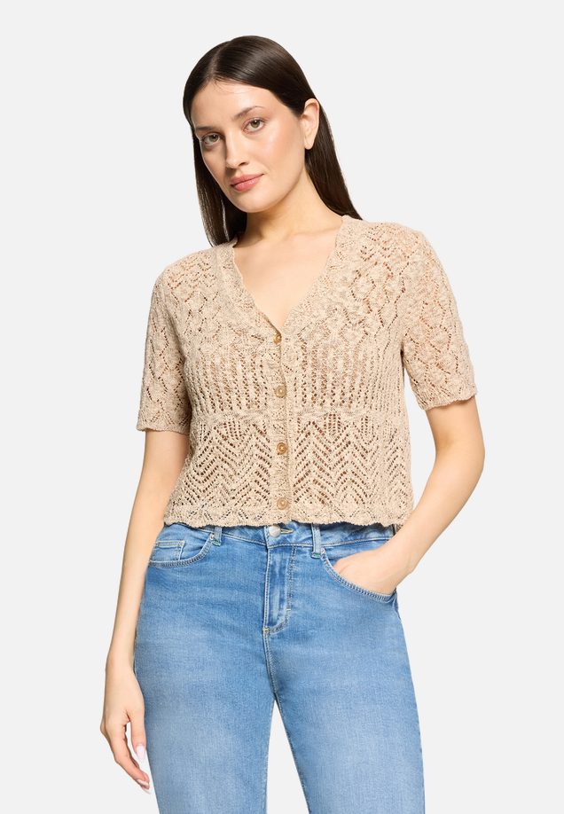 Strick-Cardigan mit V-Ausschnitt / Modellfoto Vorderseite