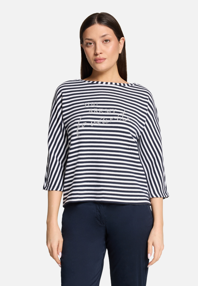 Sweatshirt mit Fledermausärmeln / Modellfoto Vorderseite