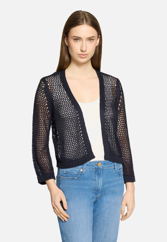 Grobstrickjacke mit Lochmuster / Modellfoto Vorderseite