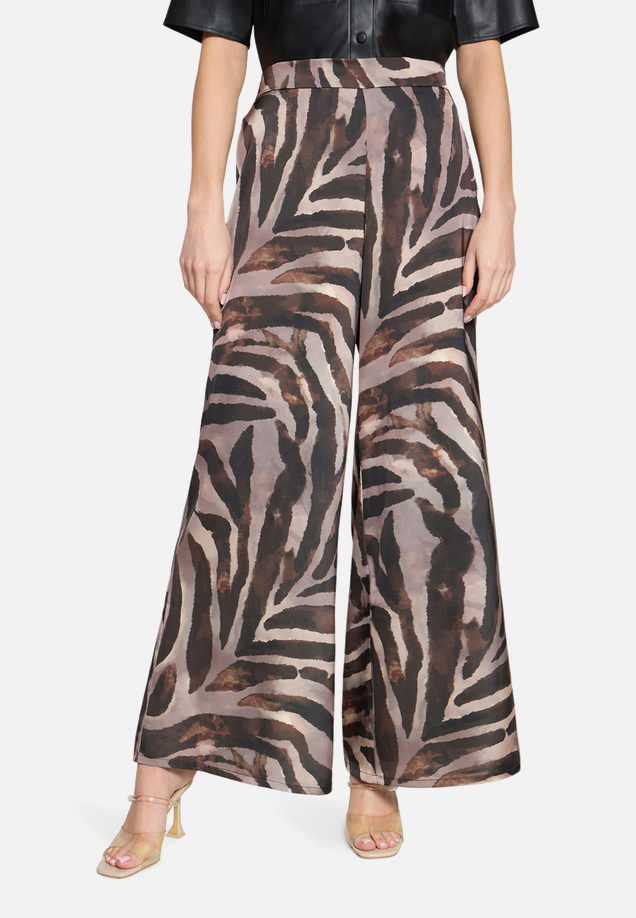 Marlene-Hose mit Animalprint / Modellfoto Vorderseite