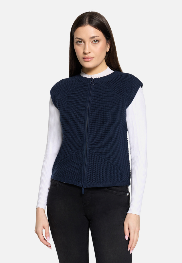 Grobstrickjacke ohne Arm / Modellfoto Vorderseite