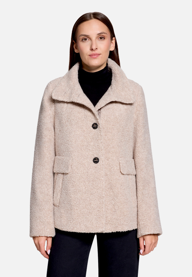 Winterjacke mit Kragen / Modellfoto Vorderseite