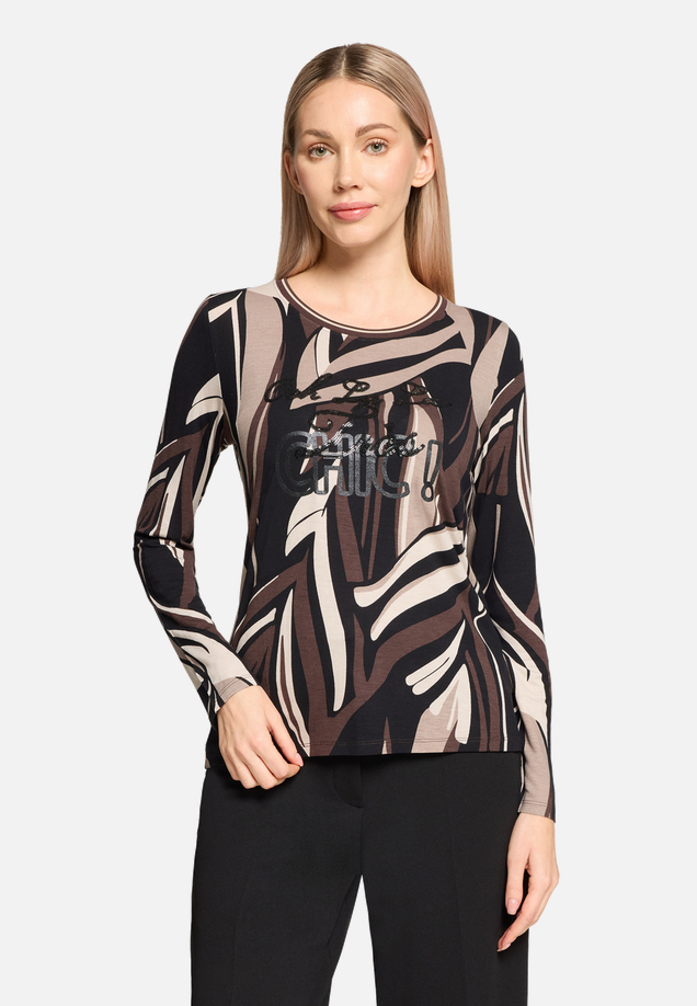 Basic Shirt mit Rippbündchen / Modellfoto Vorderseite