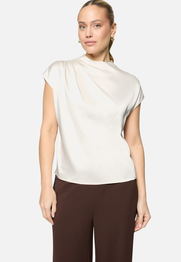 Satinbluse  mit Stehkragen / Modellfoto Vorderseite