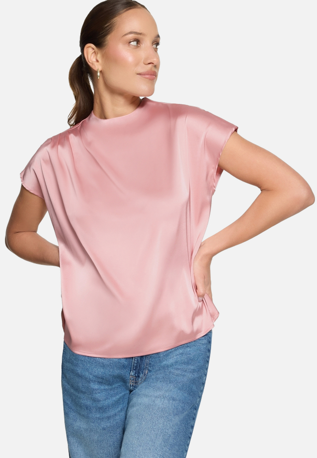 Satinbluse  mit Stehkragen / Modellfoto Vorderseite