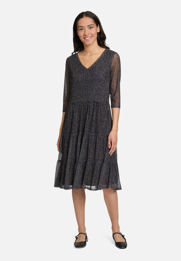 Stufenkleid mit Stufen / Modellfoto Vorderseite