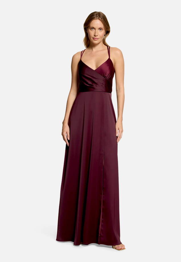 Abendkleid mit V-Ausschnitt / Modellfoto Vorderseite