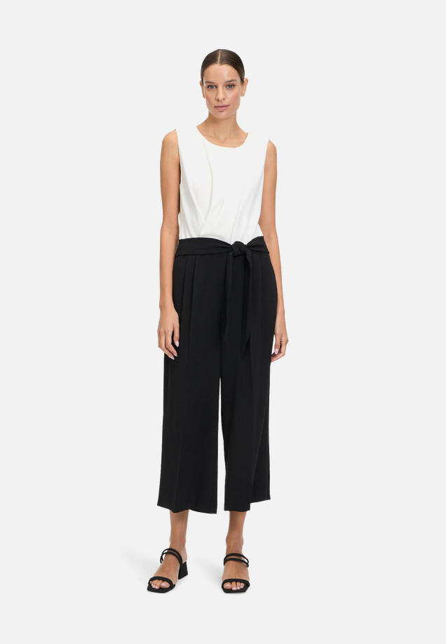 Jumpsuit ohne Arm / Modellfoto Vorderseite