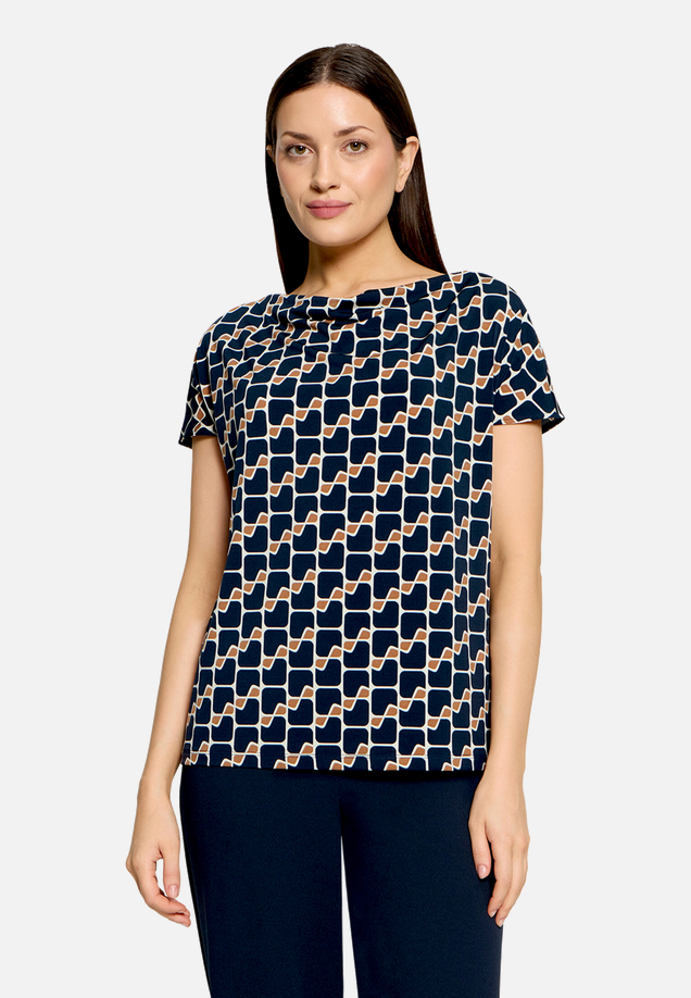 Printshirt mit Wasserfallausschnitt  / Modellfoto Vorderseite
