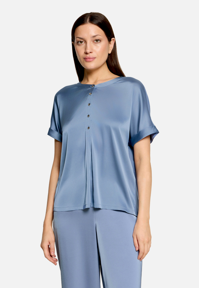 Blusenshirt  mit Knöpfen / Modellfoto Vorderseite